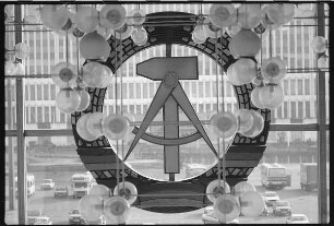 Palast der Republik mit DDR-Emblem