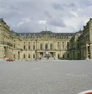 Würzburg. Fürstbischöfliche Residenz. Ehrenhof von Westen