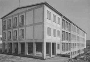 Fetscherstraße : Dresden-Striesen, Fetscherstraße 2. 6. Mittelschule (1957-1958; G. Kintzer, E. Kubin). Straßenansicht