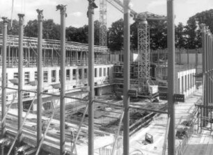 Baustelle Sächsische Landesbibliothek - Staats- und Universitätsbibliothek Dresden, Zentralbibliothek. Rohbau, Zentraler Lesesaal (Ebene -2) und Nordriegel von Südwest : Dresden-Räcknitz, Zellescher Weg 18. Baustelle Sächsische Landesbibliothek - Staats- und Universitätsbibliothek Dresden, Zentralbibliothek. Rohbau, Zentraler Lesesaal (Ebene -2) und Nordriegel von Südwest
