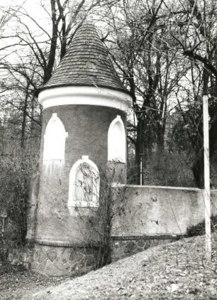 Radeburg, Meißner Berg 9. Villa mit Wirtschaftsgebäude und Pavillon (um 1905). Pavillon