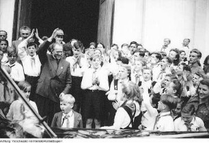 Berlin, 3. Weltfestspiele der Jugend und Studenten, Auftritt eines Kulturensembles aus der Demokratischen Volksrepublik Korea (Nordkorea), Parade im Stadion mit den Ehrengästen Wilhelm Pieck und Otto Grotewohl, Feuerwerk, August 1951