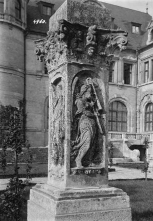 Skulptierter Pfeiler mit Kapitell von einer Pergola