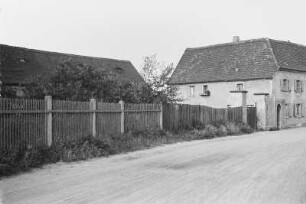 Bauernhof : Blick von der Straße auf einen Bauernhof in Thekla