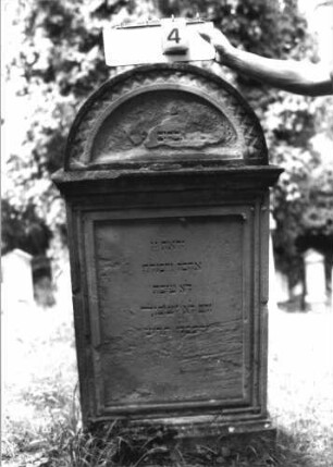 Grabstein 4 (Index: 100110952) Material: Sandstein Zustand: im oberen Teil Abschieferungen mit großem Textverlust Maße HxBxT: 143x75x24 cm Beschreibung: Stele, Rundbogenabschluß mit Verdachung: Grabstein 4