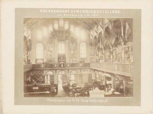 Innenansicht der Ausstellungshalle bei der Oberbadischen Gewerbeausstellung in Freiburg i. Br.