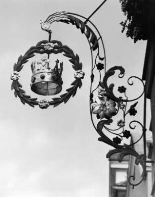 Wirtshausschild vom Gasthaus Zur Krone : Wirtshausschild vom Gasthaus Zur Krone. Schmiedeeisen
