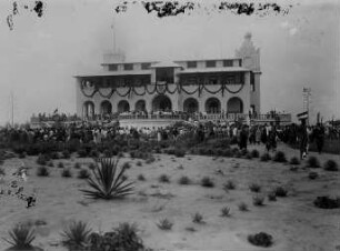 Lome: Play mit geschmücktem Gouvernementsgebäude.