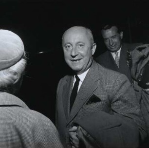 Christian Dior während seiner Ankunft in Berlin Flughafen Tempelhof