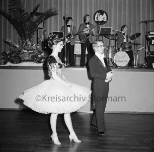 Festhalle: Tanzturnier der deutschen Junioren-Sonderklasse: Veranstalter Club Concordia Lübeck: Siegerpaar Klaus und Gitta Gundlach: hinten auf Bühne Musikband "Four Decantos": 18.01.1975