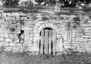 Kellereingang an der Wallanlage von Burg Arensburg