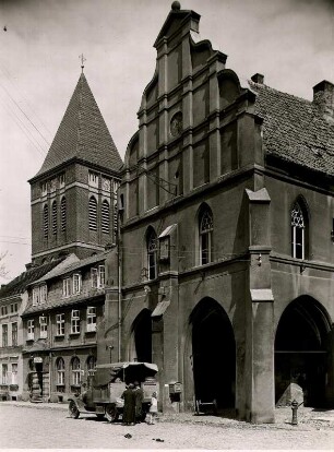 Preußisch Holland/Ostpreußen (heute Pasłęk). Ansicht des im zweiten Viertel des 14. Jahrhunderts errichteten Rathauses und der evangelischen Stadtkirche