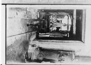 Desinfektionsanlage(?) mit Sanitätssoldat bei der Petermann-Mühle, wohl in den Argonnen