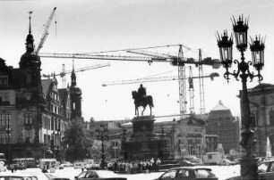 Dresden-Altstadt. Blick über den Theaterplatz mit König-Johann-Denkmal zur Baustelle Taschenbergpalais