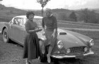 Pflingsteck: Frau des Kaisers und Frau Dr. Pham; am Auto