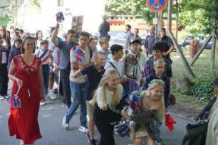 Bad Oldesloe: Kindervogelschießen: Am Bürgerpark, Blickrichtung Westen: Einzug auf den Exer: Festumzug Theodor-Storm-Schule Klassen 5d und 6a: im Hintergrund links Jugendfreizeitstätte (JuZe): 13. Juli 2023