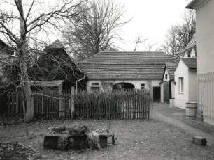 Radebeul, Paradiesstraße 66/68. Sogenannter Grundhof (1750/1850). Hof mit Nebengebäude