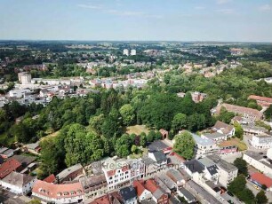 Bad Oldesloe: Luftbild Richtung Nord: Alter Friedhof, dahinter Lübecker Straße, unten Bahnhofstraße