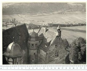 Gamburg - Blick vom Bergfried auf Schloss Gamburg, Bahnhof und Eisenbahnbrücke - Blick auf Schloss Gamburg