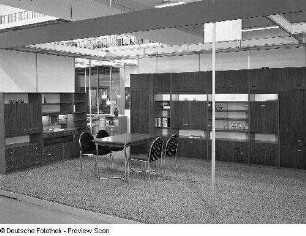 Ausstellungskoje mit Wohnzimmermöbeln des VEB Möbelkombinat Dresden-Hellerau