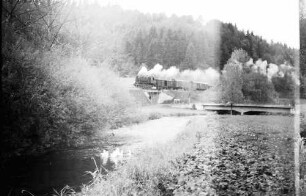 Lok 141 mit Packwagen, Brücke bei Veringendorf