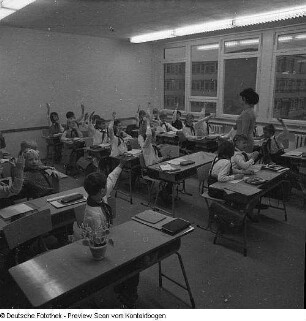 Schulen (Schuleinführung, Wahlveranstaltung, Apell, prominente Besucher, Veranstaltung, Konzert, Häuser, Kegeln, Skulptur, ...)