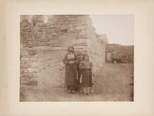Tomarza : Armenische Frau und Mädchen in Tomarza.