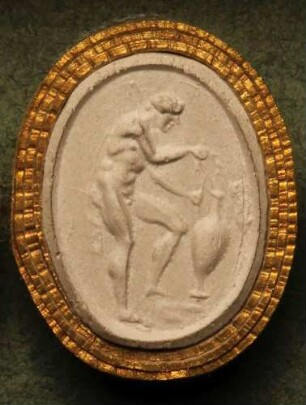 Ein Diener des Bacchus krönt eine Amphore (Daktyliothek, Erstes Mythologisches Tausend)