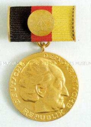 Medaille zum Nationalpreis der DDR, mit Interimsspange