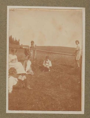 Raimund, Christiane und Franz von Hofmannsthal mit einer Frau und zwei Mädchen an einem Holzgeländer in Aussee