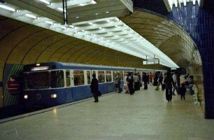 München: U-Bahnhof, Marienplatz, mit Zug
