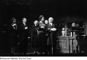 Szenenbilder aus dem Drama "Die Illegalen" von Günther Weisenborn am Hebbel-Theater Berlin