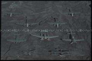 Flugzeugmodelle auf einer Tarnplane