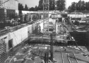Baustelle Sächsische Landesbibliothek - Staats- und Universitätsbibliothek Dresden, Zentralbibliothek. Rohbau, Westseite während der Montage von Bewehrungen : Dresden-Räcknitz, Zellescher Weg 18. Baustelle Sächsische Landesbibliothek - Staats- und Universitätsbibliothek Dresden, Zentralbibliothek. Rohbau, Westseite während der Montage von Bewehrungen