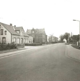 Tschernitz (Kreis Spree-Neiße). Cottbuser Straße. Blick nach Süden gegen Grundschule