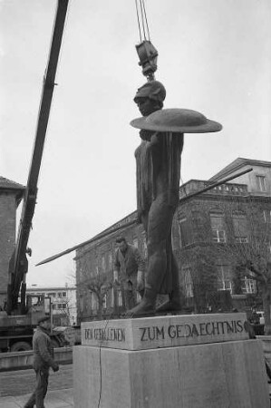 Wiederaufstellung des Denkmals für die Gefallenen der Technischen Hochschule (Erster Weltkrieg) im Ehrenhof der Universität Karlsruhe nach Restaurierungsarbeiten