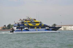 Schiff in der Lagune : Auf der Lagune fährt ein Ausflugsschiff. Aufgenommen am 14. Mai 2009 vor Venedig