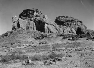 Felsformation : Berg im in Eritrea gelegenen Teils des Hochlands von Abessinien. Am Fuß des Felsens eine Siedlung
