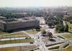 Dresden. Stadtteil mit Bürgerwiese und Blüherpark : Dresden, Georgplatz. Blick vom Rathausturm über Robotron-Gebäude (1969-1972; Architektenkollektiv unter Leitung von Axel Magdeburg und Werner Schmidt) und Rudolf-Harbig-Stadion zur Bürgerwiese und zum Blüherpark