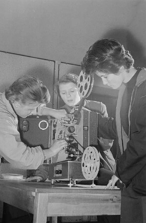 Jugendliche an einem Filmprojektor, Pionierleiterschule Altenburg