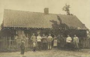 Soldaten vor einem Bauernhaus