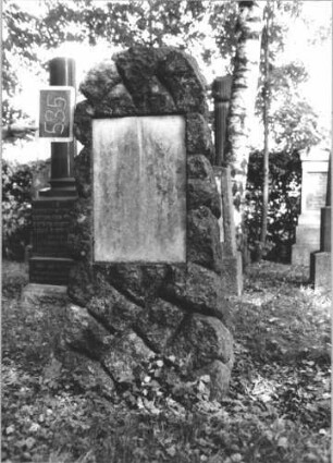Grabstein 535 (Index: 100111547) Material: Granit, weiße Marmorplatte Zustand: gut, Schriftplatte ohne Inschrift Maße HxBxT: 160x62x33 cm Beschreibung: Stele, rustica, Korbbogenabschluß, rechteckige Schriftplatte: Grabstein 535