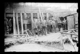 Soldaten an Unterständen (Gruppenbild)