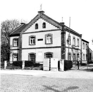 Dresden-Cossebaude, Meißner Straße 22. Ehemaliges Wasserwerk (1898). Straßenansicht mit Einfriedung