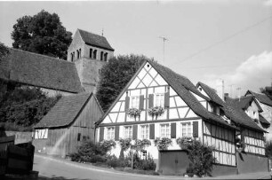 Burkheim: Burkheimer Kirche und Fachwerkhaus
