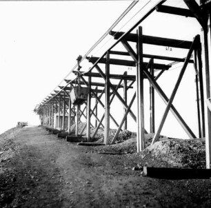 VEB Steinkohlenwerk "Willi Agatz" Freital, Paul-Berndt-Grube. Halde mit Gehängeförderer : Freital-Döhlen. VEB Steinkohlenwerk "Willi Agatz" Freital, Paul-Berndt-Grube. Halde mit Gehängeförderer