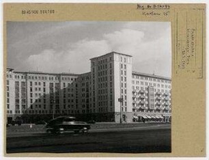 Straßenansicht. Berlin, Friedrichshain, Karl-Marx-Allee (vor 1961 Stalinallee)/ Strausberger Platz