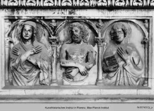 Gherardesca-Grabmal : Sarkophag : Mittelrelief mit dem Schmerzensmann zwischen Maria und Johannes