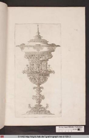 Deckelpokal mit ornamentalen Verzierungen, Grotesken und geflügelten Figuren.