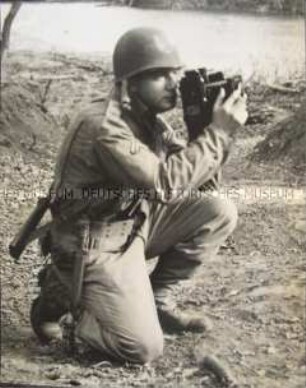 Henry Ries bei Fotoarbeiten während seiner Dienstzeit in Kharagpur, Indien